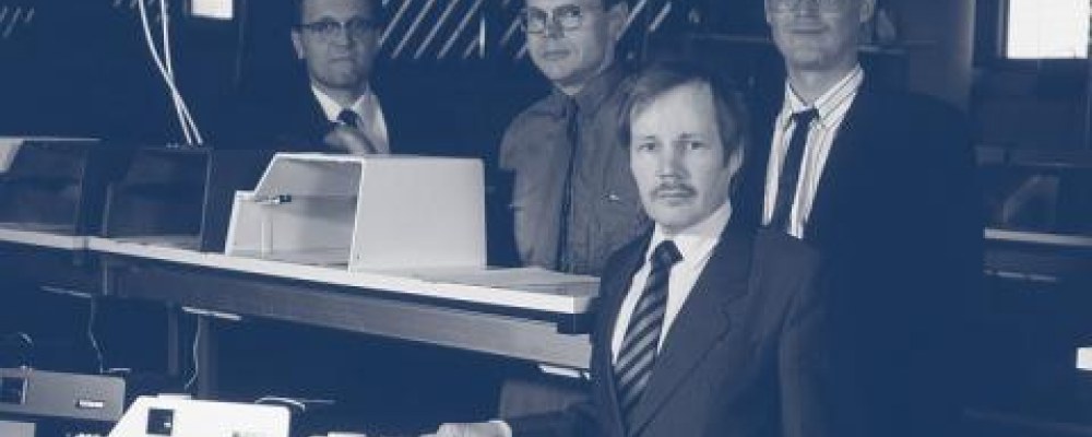 Kuvapuhelimen kehittäjät DI Harry Santamäki (takana vas.), DI Juha Leppänen, DI Ilkka Korhonen ja TkT Pentti Hakonen (edessä).
