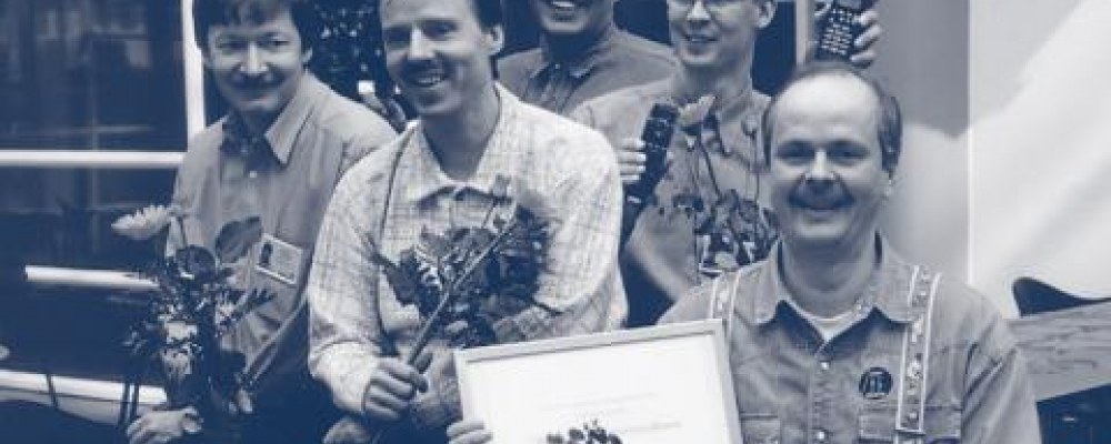 Ins. Risto Väisänen (vas.), TkL Seppo Rosnell, DI Antti Rauhala, DI Harri Kimppa ja DI Jarmo Heinonen kukitettuina Nokia Mobile Phonesin aulassa 1998.