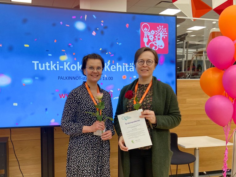 Kirsi Vakkilainen ja Anni Kukko poseeraavat Tutki-Kokeile-Kehitä-kilpailun palkintojenjakotilaisuudessa.