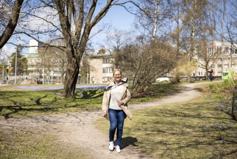 Anne Mykkänen kävelee puistossa