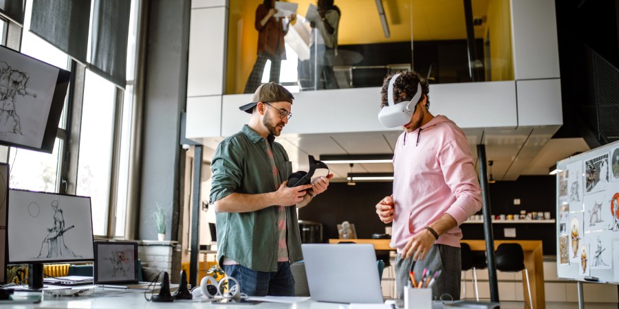 Kaksi asiantuntijaa kokeilee VR-laseja.