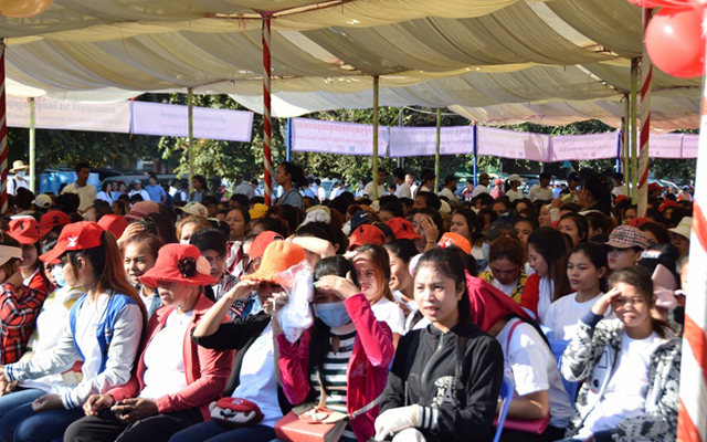 IAG:n kokouksen yhteydessä järjestettiin myös mielenilmaus, jossa vaadittiin Kambodzan työläisille elämiseen riittävää palkkaa.