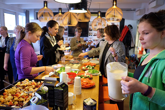 TEK järjesti aamupalatilaisuuden Aalto Design Factoryssa 3.5.