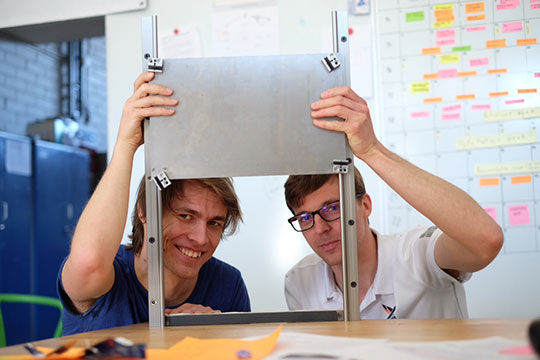 Miro Nurmela, Michal Pasik ja keittiöprototyypin osa. Valmiina prototyyppi auttaa ikäihmisiä liikuttamaan raskaita esineitä keittiössä ja tarjoaa lisää pöytäpinta-alaa.