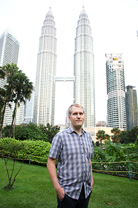 Vuonna 1998 valmistuneet 452 metriä korkeat pilven­piirtäjät, Petronas Twin Towers, ovat Kuala Lumpurin tunnetuin maamerkki.