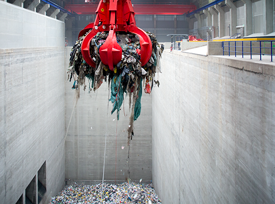 Kahmari nostaa jätettä Vantaan Energian jätevoimalaitoksessa.