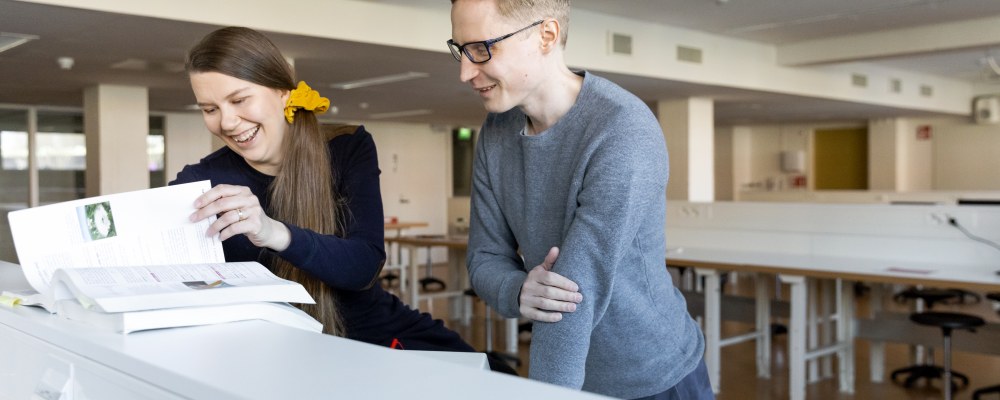 Kaksi henkilöä analysoimassa tutkimustuloksia