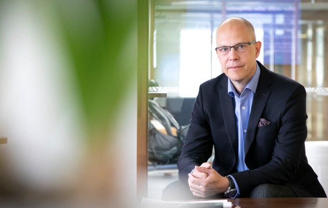 Teemu Hankamäki istuu pöydän ääressä.