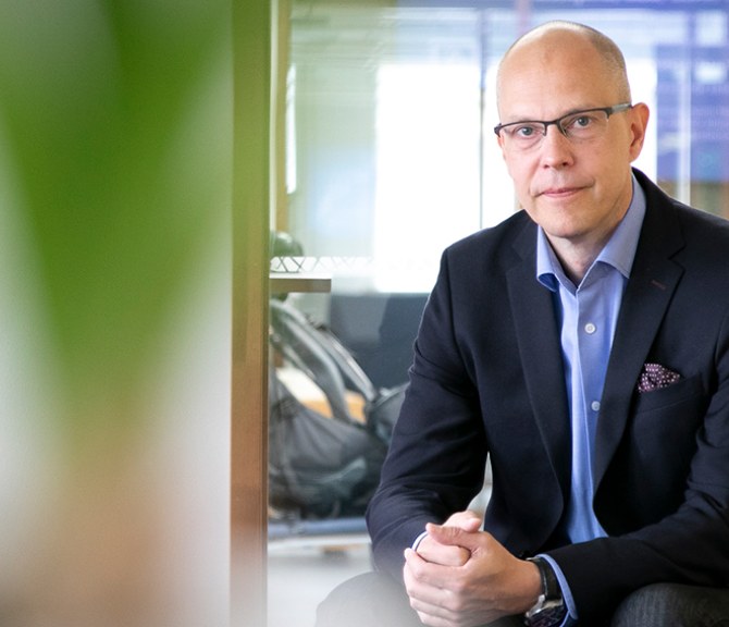 Teemu Hankamäki istuu pöydän ääressä.