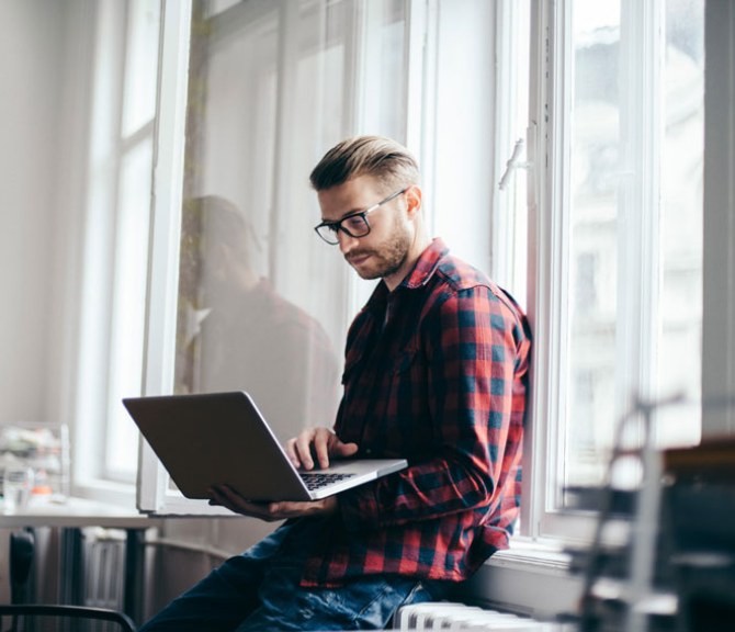 TEKin jäsen on tietokoneella