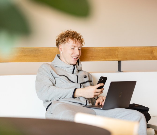 Sosiaalinen media, läppäri, työnhakija, nuori mies