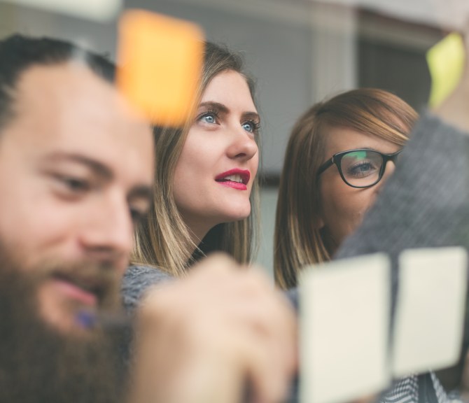 Tulevaisuus, post it, yhteistyö, tiimi