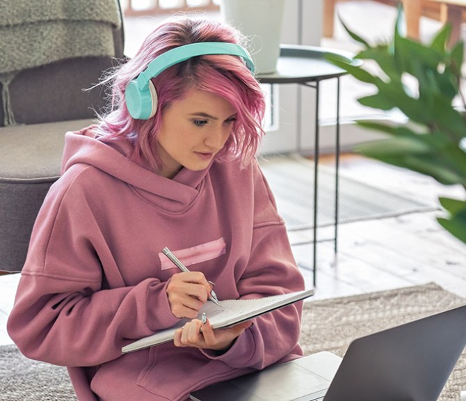 TEKin jäsen on etäyhteydellä tietokoneella ja kirjoittaa muistinpanoja