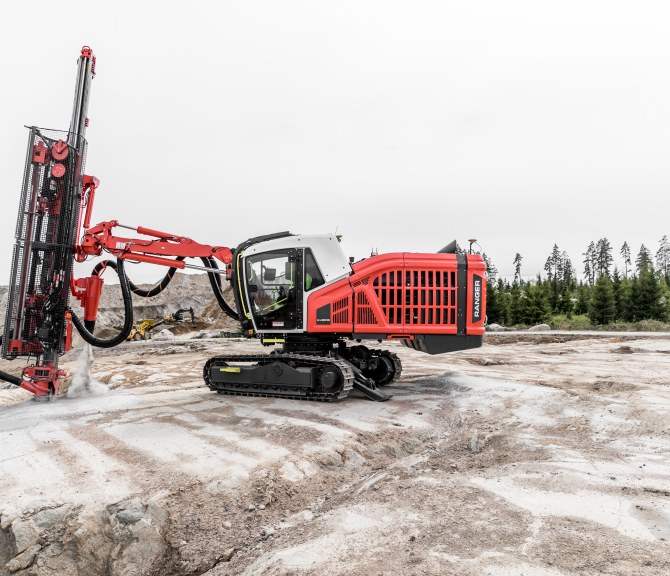 Sandvikin Ranger DX900i -porauslaite RockPulse-järjestelmällä