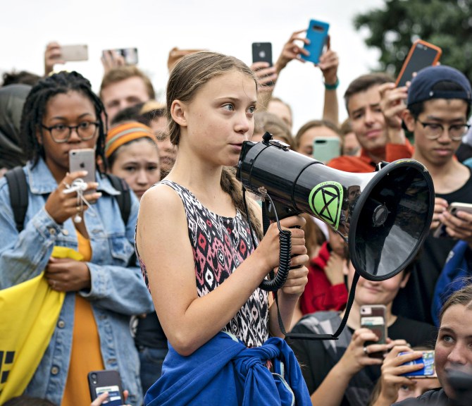 Greta Thunberg ja joukko nuoria.