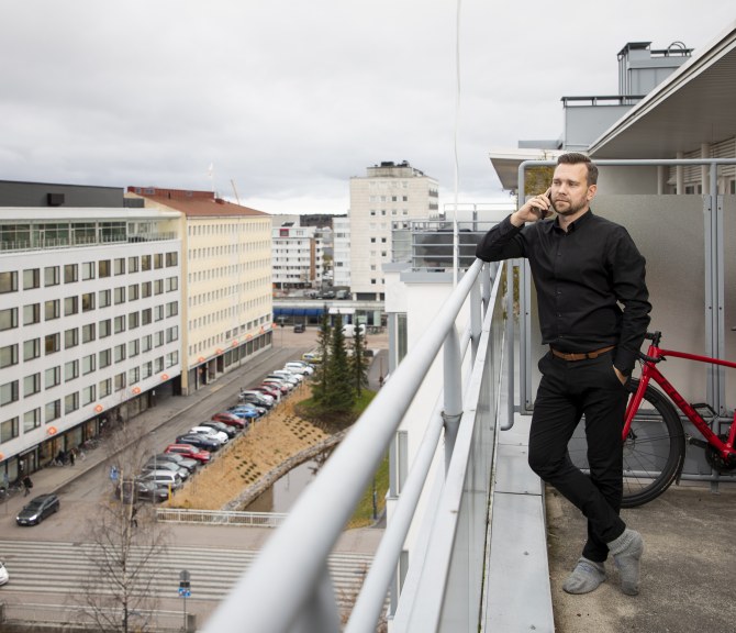 Kanttia 2 -arkkitehtitoimiston toimitusjohtaja Jani Kotikangas kuvattuna Oulun toimiston parvekkeella