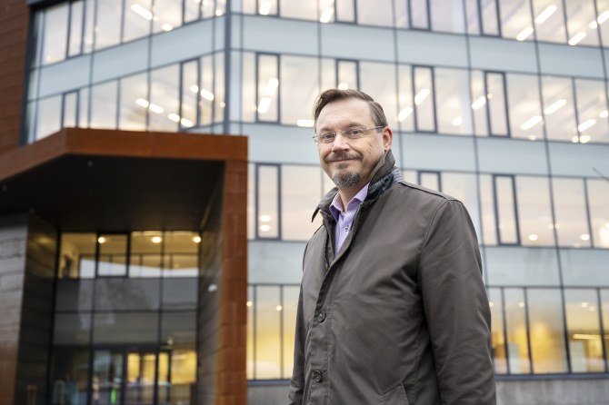 Juha Kytölä, taustalla Wärtsilän Smart Technology Hub
