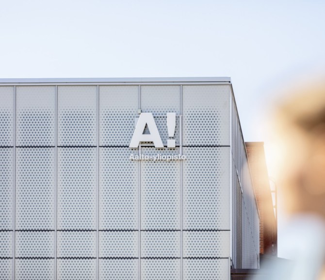 Aalto-yliopiston kampusrakennus jossa yliopiston logo