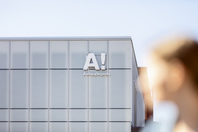 Aalto-yliopiston kampusrakennus jossa yliopiston logo