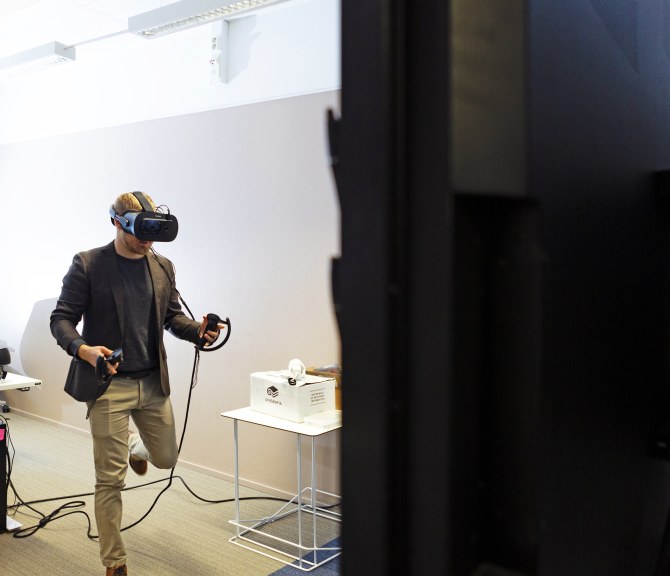 Riku Ala-Laurinaho VR-lasit päässä.