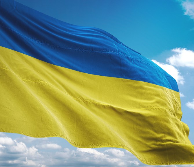 Kuvassa on Ukrainan lippu lipputangossa
