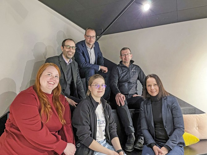 Vastaanottajat. Erikoissuunnittelija Marianne Muurinen (vasemmalla alarivissä), TEKin opiskelijayhdyshenkilö Rita Ojaniemi, koulutuspäällikkö Sari Stenvall-Virtanen, dekaani Jaakko Järvi (vasemmalla ylärivissä), professori Pasi Liljeberg ja yritysyhteistyöjohtaja Timo Vasankari vastailivat ystävällisesti ja asettautuivat kuvaan vasta-avatussa TFiF & TEK Loungessa Aurumissa Henrikinkadulla, kun TEK-lehden toimitus vieraili Turussa kyselemässä kuulumisia.