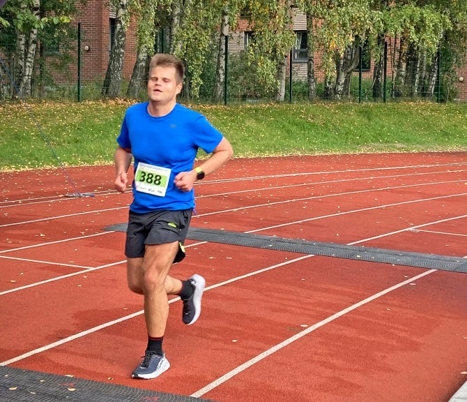 Matti Vähä-Heikkilä juoksee