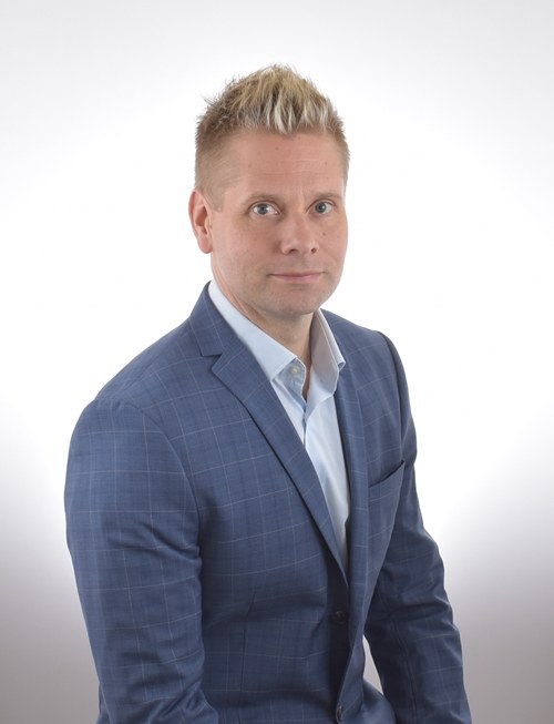 Antti Sekki katsoo kameraan