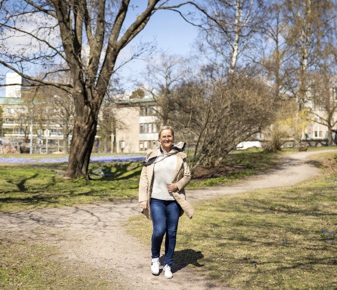 Anne Mykkänen kävelee puistossa