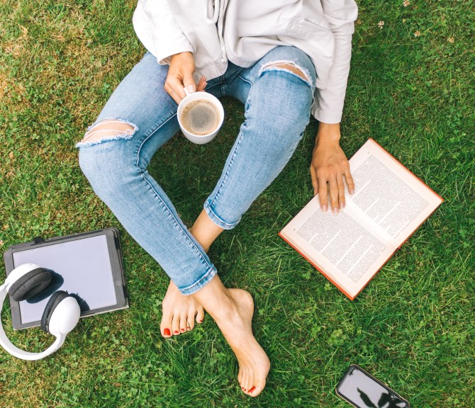pad, kuulokkeet, kirja, kahvikuppi, ihminen