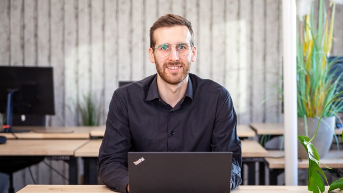 Jaakko Sahimaa istuu tietokoneen ääressä