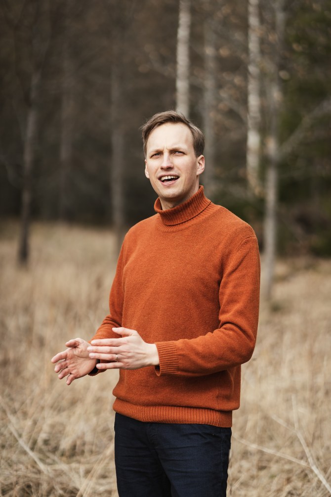 Johannes Niemeläinen katsoo kameraan.