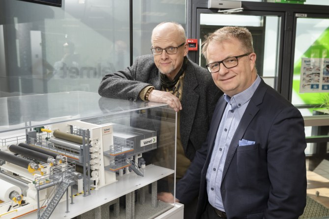 Pekka Koivukunnas ja Juha Lipponen keksintöä hyödyntävän paperikoneen pienoismallin ääressä.