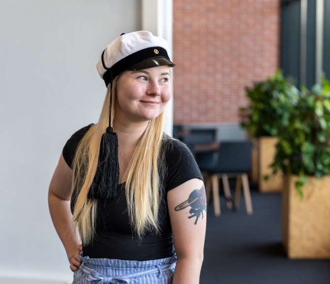Henkilö teekkarilakki päässään.
