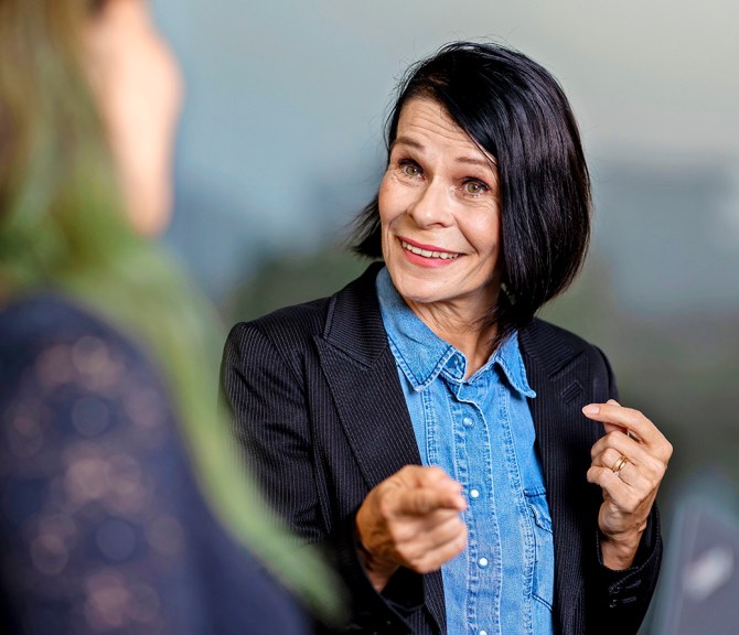 Ulla-Maija Simola keskustelee työkaverin kanssa.