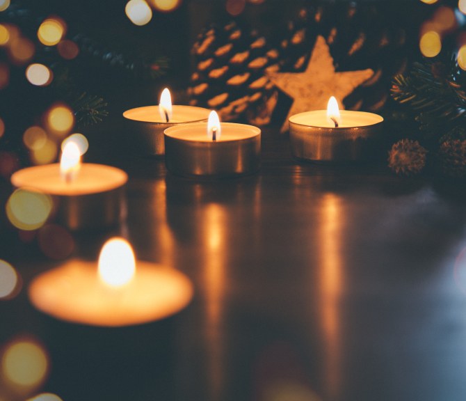 Tuikkuja pöydällä.