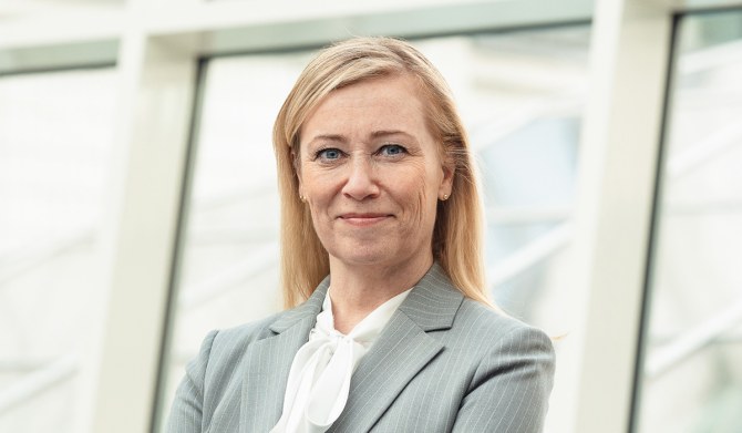 Katarina Murto katsoo kameraan