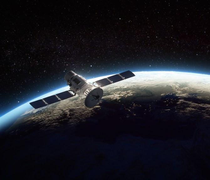 Satelliitti kiertää Maata.