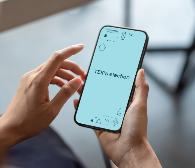 Henkilöllä on kädessä puhelin, jonka näytöllä lukee TEK's election.