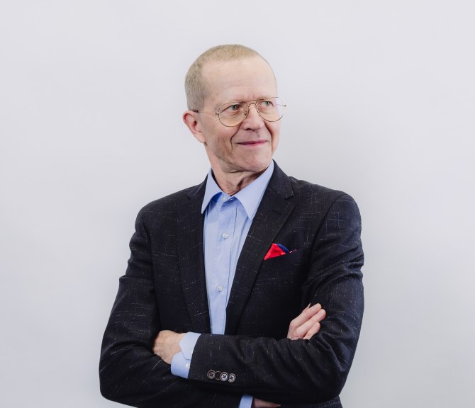 Teemu Torvelainen katsoo sivulle.