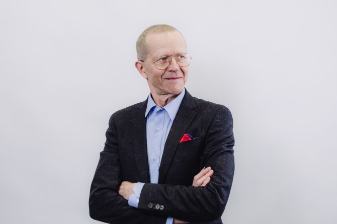 Teemu Torvelainen katsoo sivulle.
