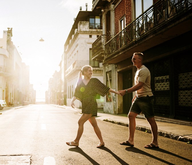 Annastiina Taipale pitää kädestä kiinni kihlattuaan Jesper Keroa, ja he kävelevät ilta-auringossa Montevideon kadulla.