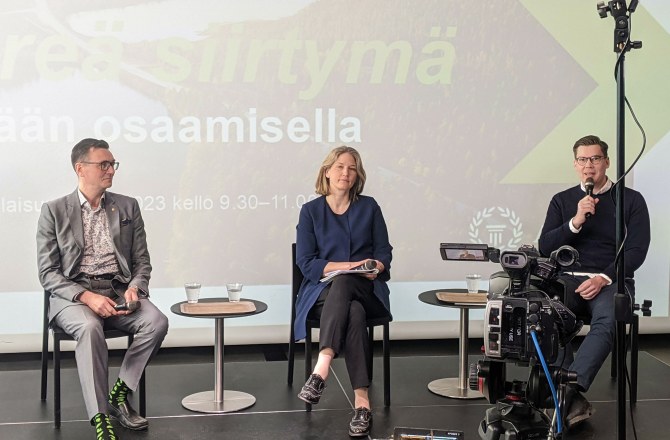 Vesa Taatila, Tuuli Kaskinen ja Niko Elers istuvat vierekkäin Oodin lavalla.