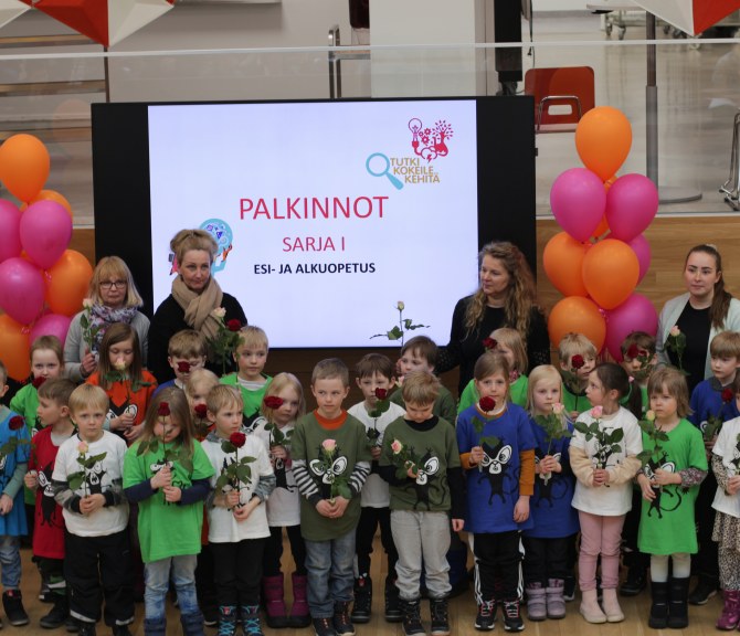 Taipalsaaren Kirkonkylän koulun esiopetusryhmä ja ohjaajat TuKoKen palkintojenjaossa estradilla.