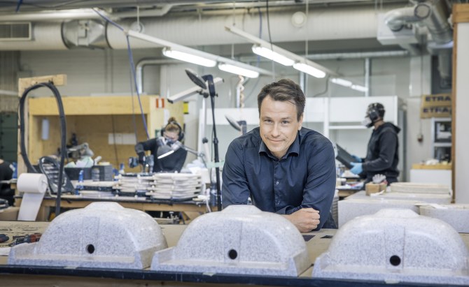 Petro Lahtinen katsoo kameraan Woodion tehtaalla.