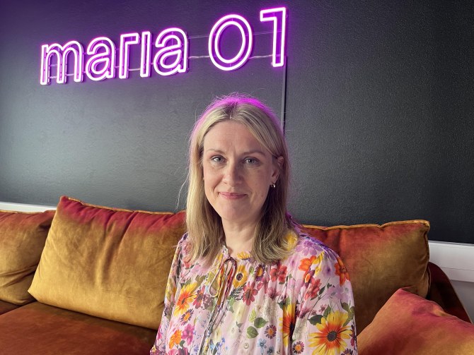 Anne Särkilahti katsoo kameraan.