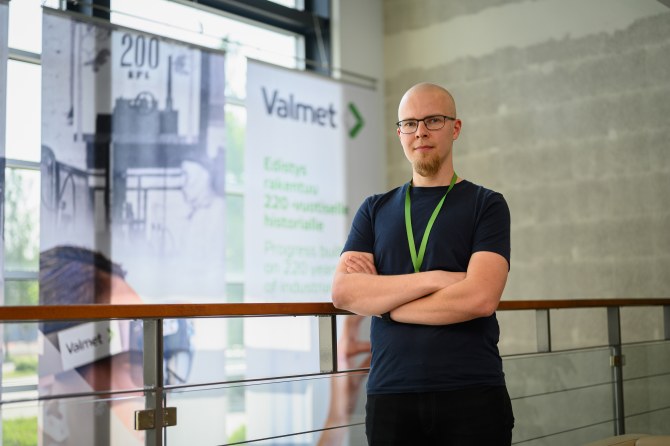 Markus Hämäläinen katsoo kameraan.