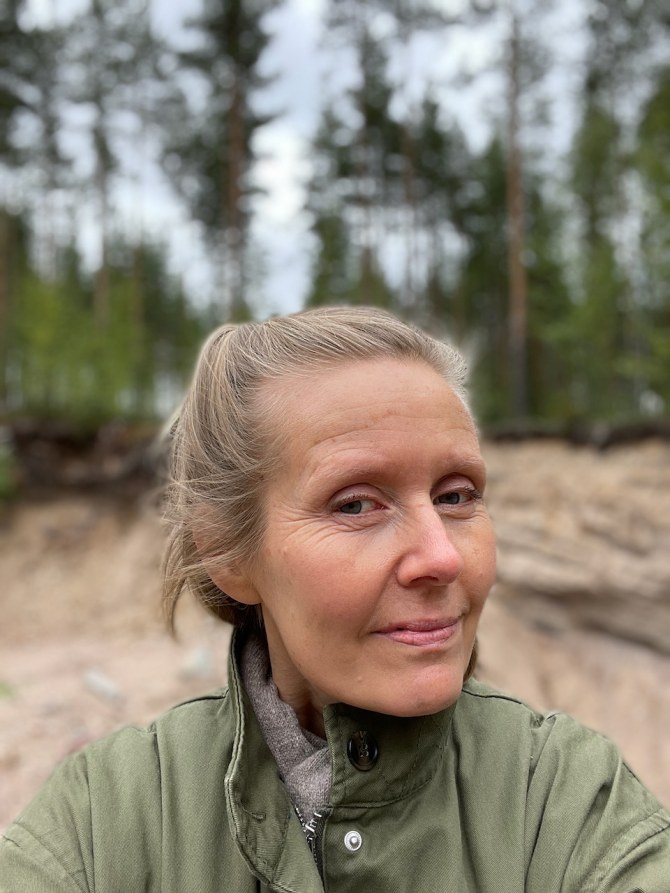 Johanna Hyrkäs takanaan mäntymetsä.