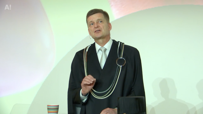 Ilkka Niemelä puhuu yleisölle.