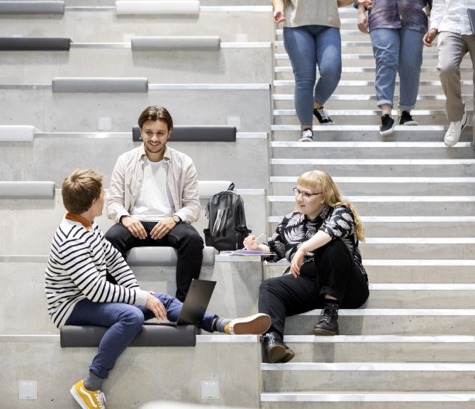 Joukko opiskelijoita Turun yliopiston Aurum-rakennuksen portailla